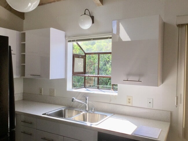 Building Photo - 2493 1/2 S Barrington Ave Unit 2493 1/2