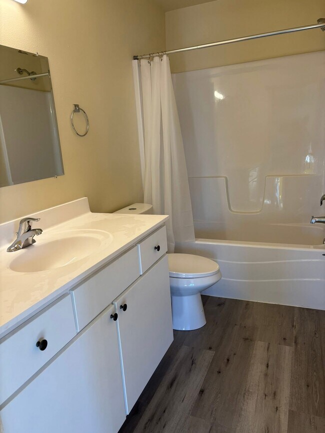 Photo - 109 N Oak St