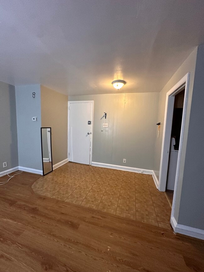 Front Foyer - 1335 E Sedgwick St Unit 2