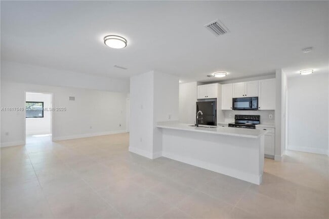 Building Photo - 2 bedroom in North Miami FL 33161 Rental