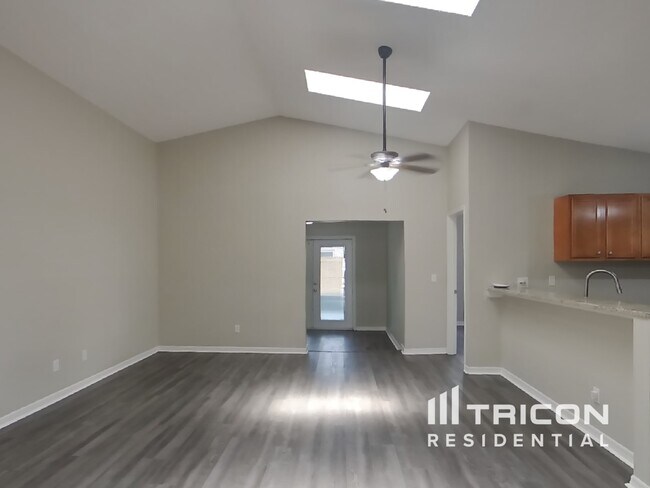 Photo - 2031 Helm Ln