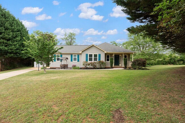 3BR, 2BA Ranch Home with 2 Car Garage Situ... - 3BR, 2BA Ranch Home with 2 Car Garage Situ...