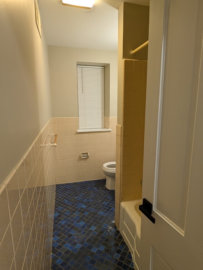 Baño - 1109 W James St