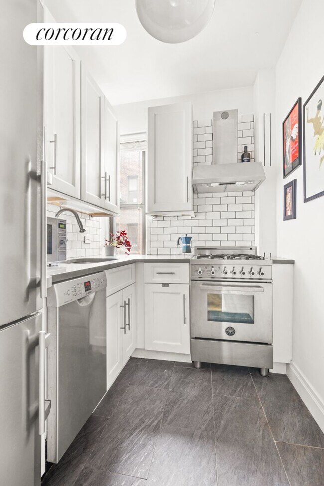 Photo - 357 W 55th St