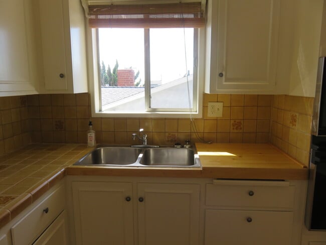 Photo - 1136 Larkspur Ln