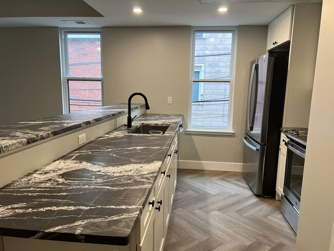 Photo - eml649 Unit 200