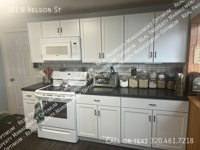 381 Nelson St N