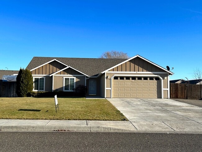 Building Photo - Spacious Rambler in West Richland