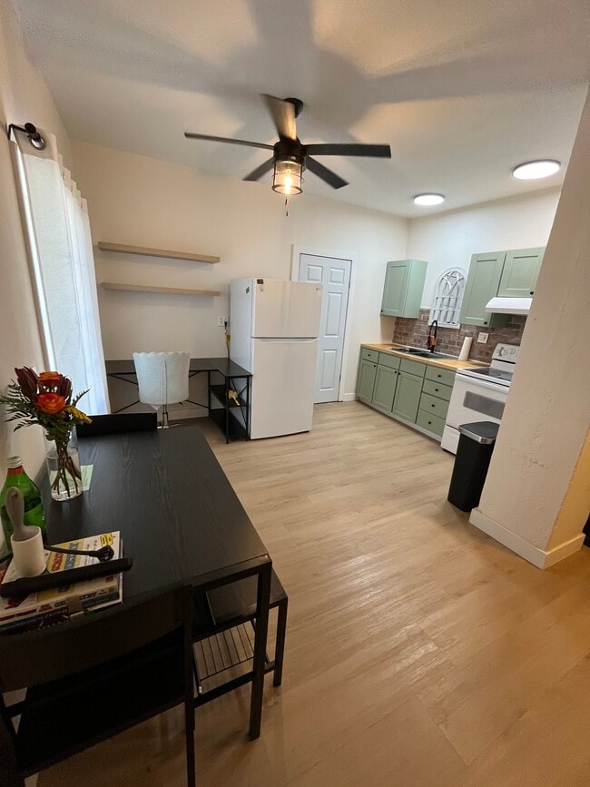 Dining room - 230 N 700 W