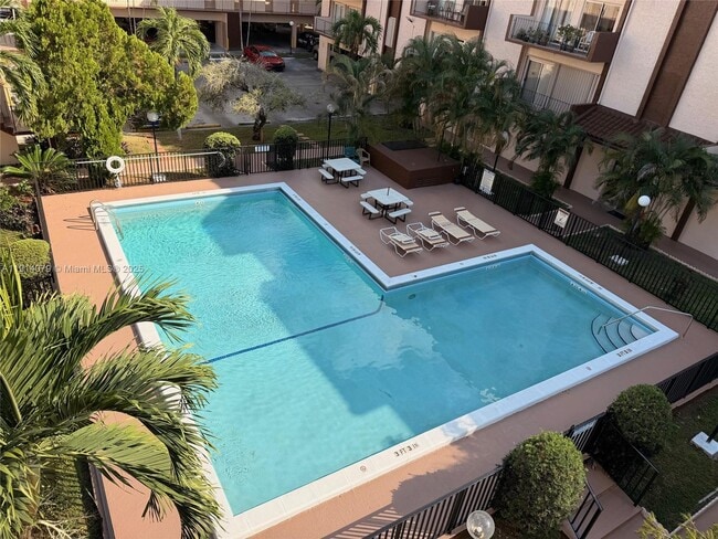 Building Photo - 1950 W 54th St Unit 413