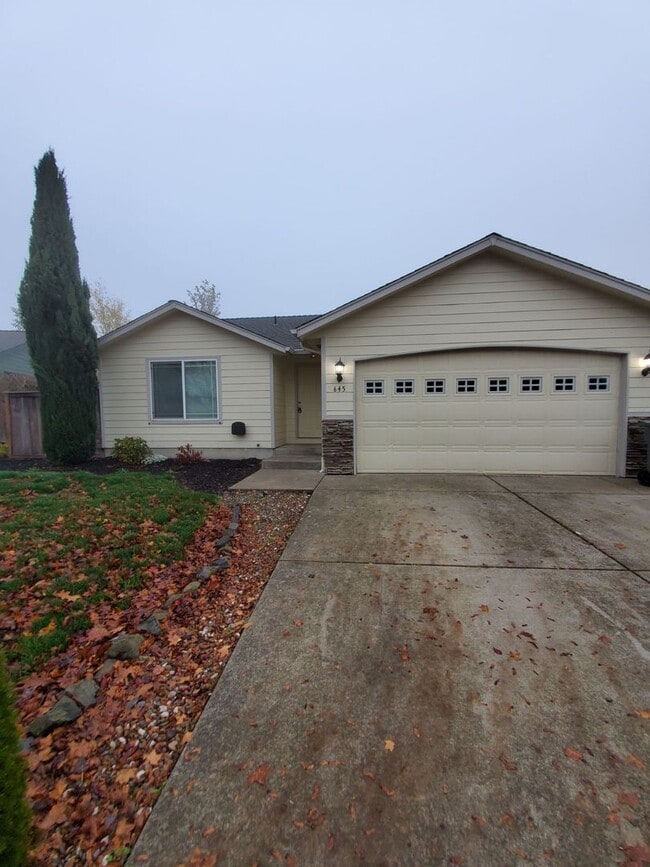 3 Bedroom, 2 Bathroom Home with a 2 Car Ga... - 3 Bedroom, 2 Bathroom Home with a 2 Car Ga...