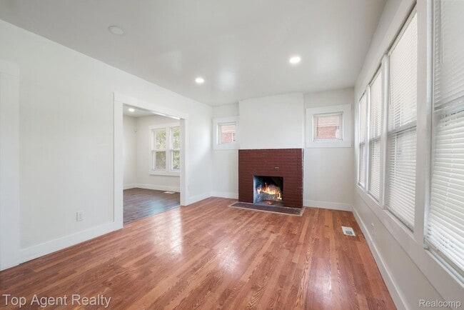 Photo - 615 W Hollywood Ave