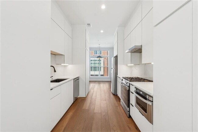 Photo - 75 Boulevard NE