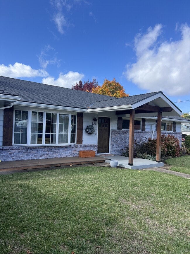 Building Photo - 820 Takena St SW Rental