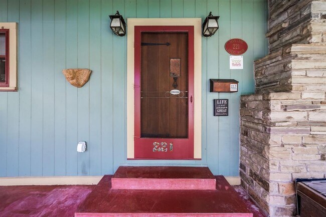 Photo - 221 Park Ln