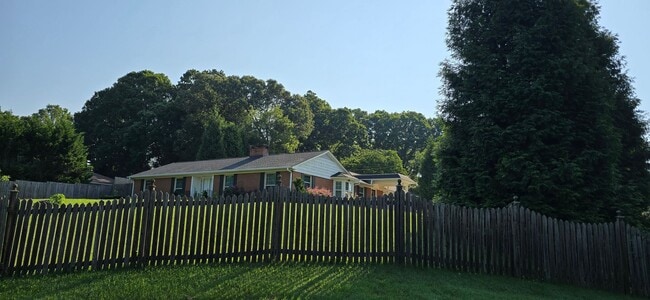 Classic Brick Ranch in Pfafftown - Classic Brick Ranch in Pfafftown Casa