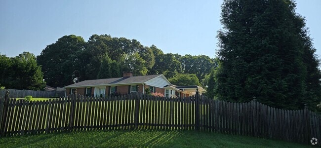 Building Photo - Classic Brick Ranch in Pfafftown Rental