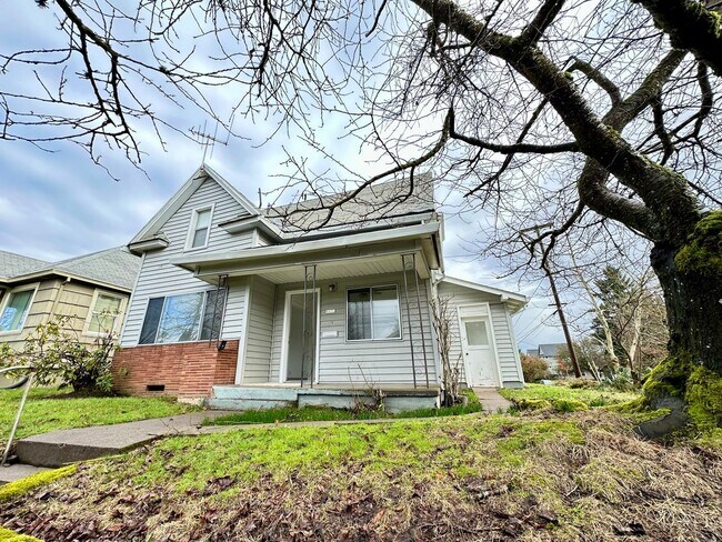 Photo - Charming 3 Bedroom, 2 Bath Home in Sellwood for rent!