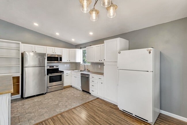 Photo - Spacious 5 Bed, 3 Bath with Sunroom