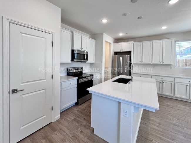 Building Photo - 6596 E Cresthaven Dr