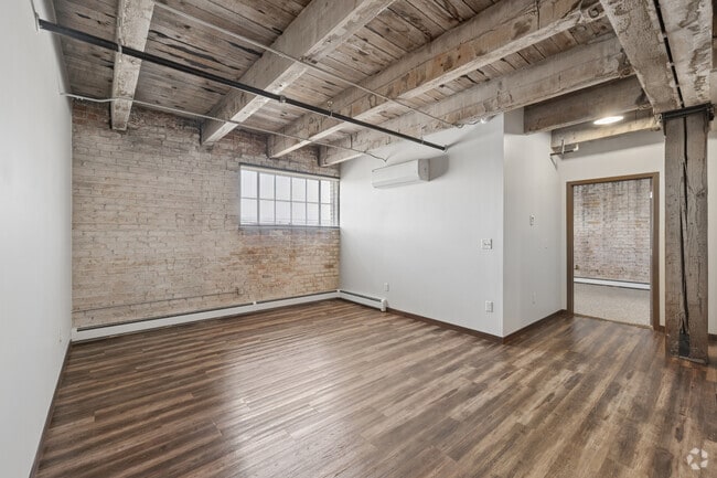 3BR, 2BA - 1,334SF - Living Room