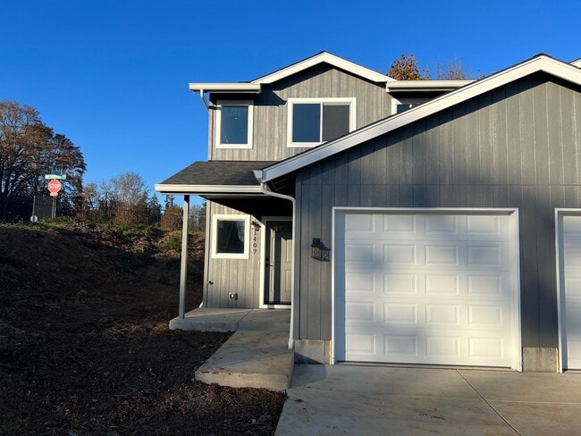 Building Photo - Newer 3 bedroom 2.5 bathroom duplex in Thu... Rental