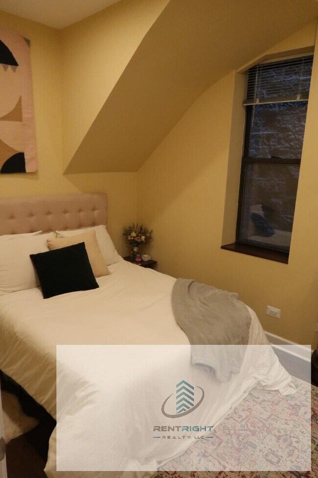 Photo - 1425 N Bosworth Ave Unit 1F