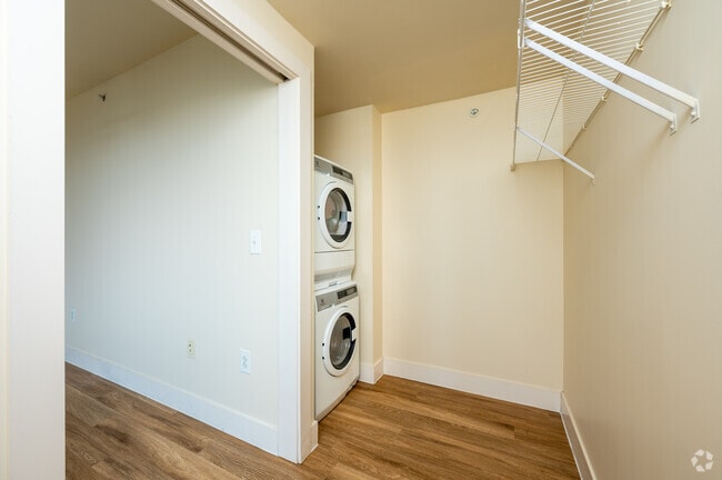 Meridian - Closet/Laundry