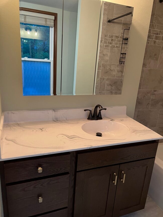 Photo - 465 W 5th St