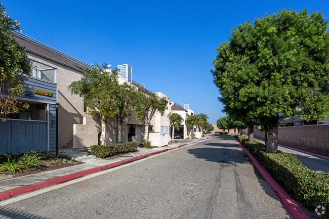 Lido Apartments - 101-197 N Ridgeway