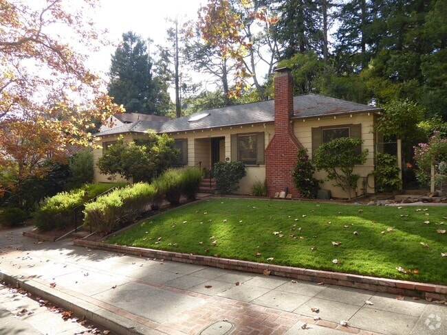 Building Photo - TWO BED / 2 BATH HOME WITH BONUS ROOM ON W...