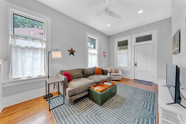 Photo - 210 Sadie St