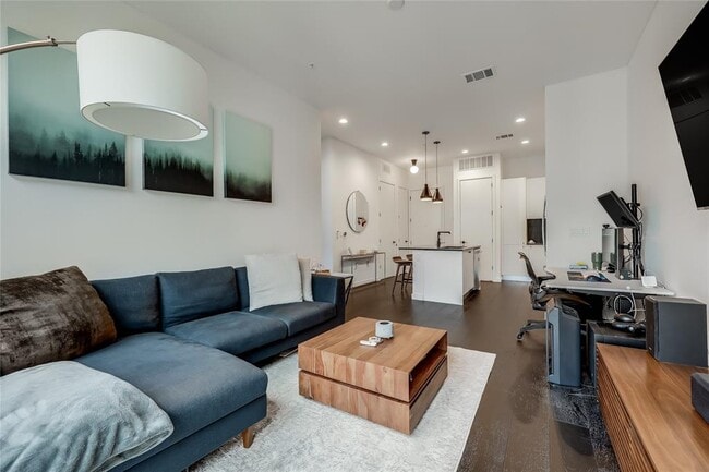 Photo - 800 Embassy Dr Unit 513