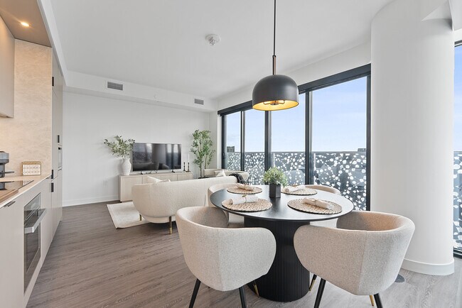 Photo - 55 Charles St E