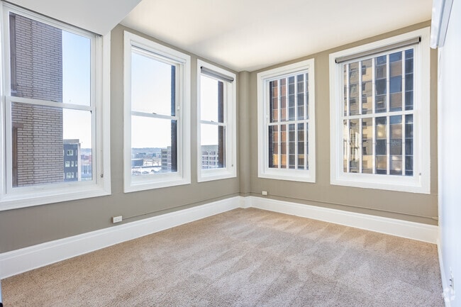 1BR, 1BA - 635SF - Living Room