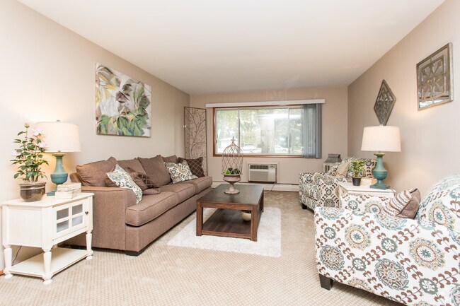 Spacious Living room - Graceland Gardens Apartment Homes