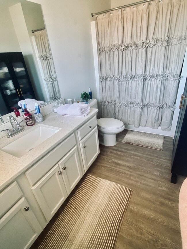 Photo - 325 Lorien Way