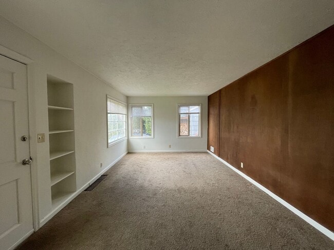 Photo - 2Bd 1 Ba Classic NE Portland Home With Fenced Backyard! Washer/Dryer Hookups.