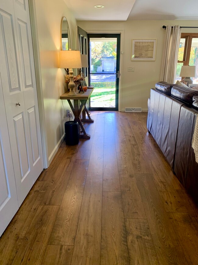 Photo - 403 Tamarack St