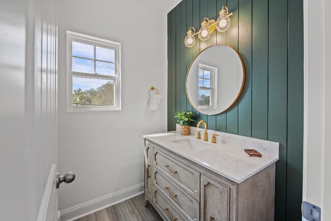 Photo - 404 6th Ave N