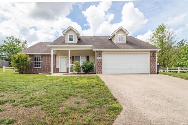 Building Photo - Updated home close to post!