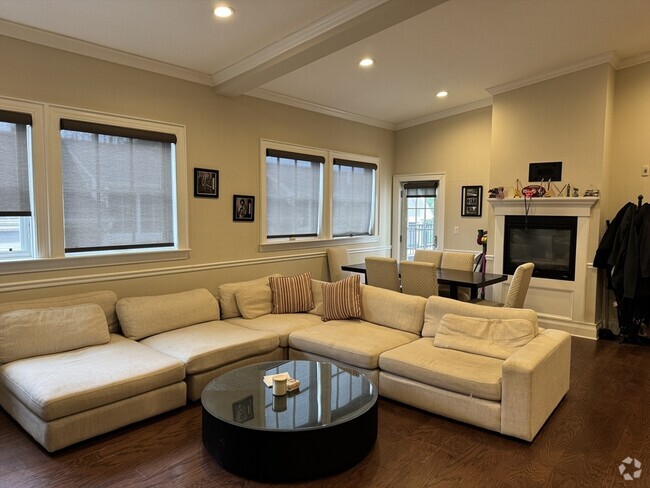 Building Photo - 616 E 4th St Unit 401 Rental