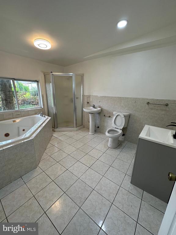 Photo - 682 Rennard St