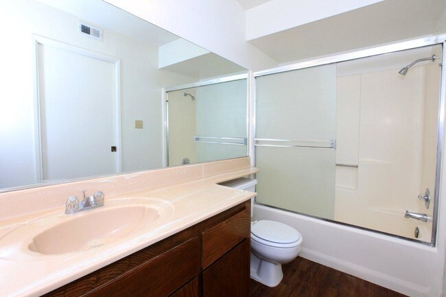 Cuarto de baño para huéspedes - Welcome to Laurelwood Oaks – Comfortable Living in a Beautiful Community