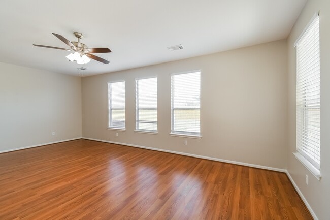 Photo - 1060 Cabot Cove