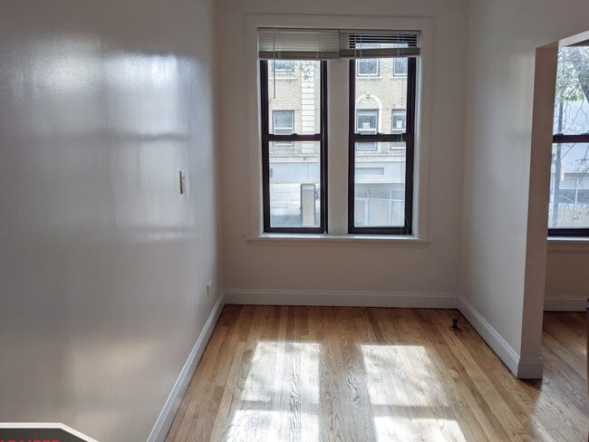 Photo - 2704 N Sawyer Ave Unit 207