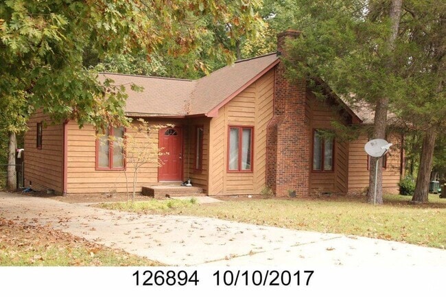Building Photo - Great three bedroom, two bath house. Great...