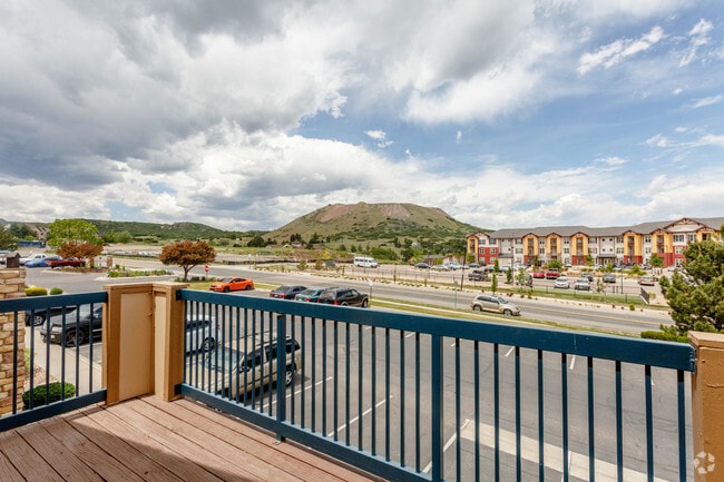1BD, 1BA - 745 SF