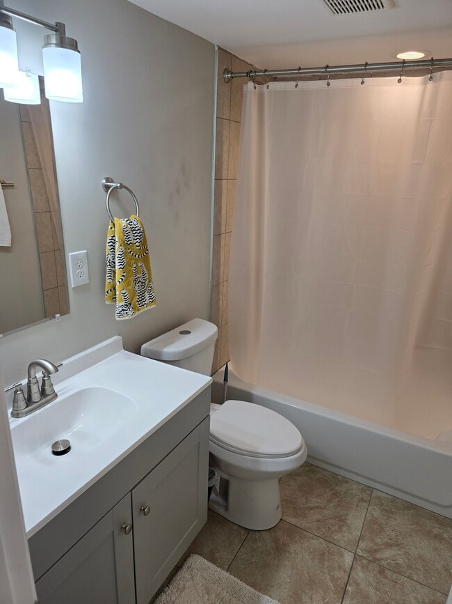 Full Bath with tub and shower - 2424 Linden Ave Unit 100