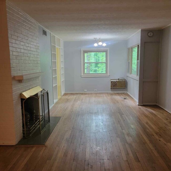 Photo - 110 Chatham Ln